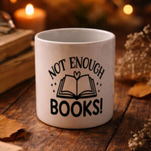 Κούπα Not Enough Books σε ατμοσφαιρικό σκηνικό με βιβλία και κερί