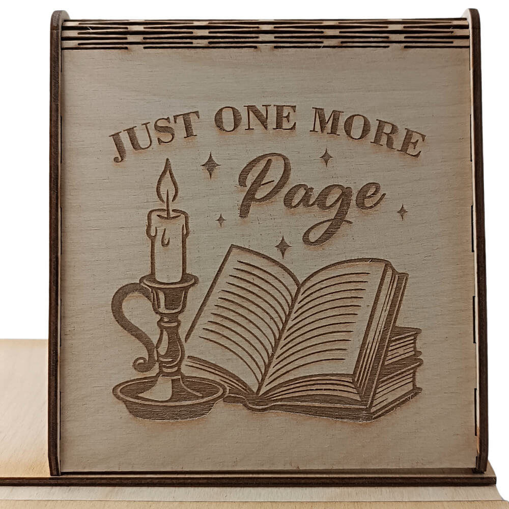 Ξύλινη βάση για κούπα & βιβλίο Just One More Page – μπροστινή όψη